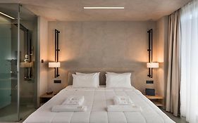 Icarus Hotel